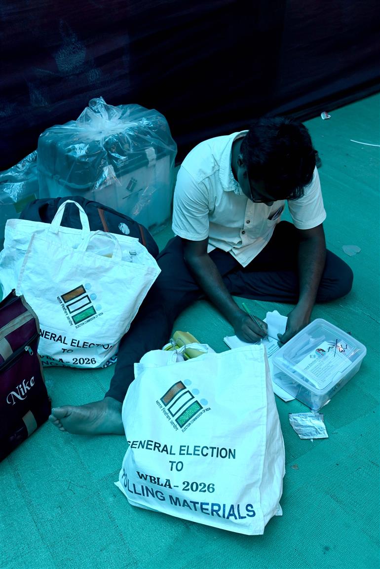 22 अप्रैल, 2026 को पश्चिम बंगाल के मुर्शिदाबाद स्थित बहरामपुर में पश्चिम बंगाल विधानसभा चुनाव 2026 के पहले चरण की तैयारियों की झलकियां।