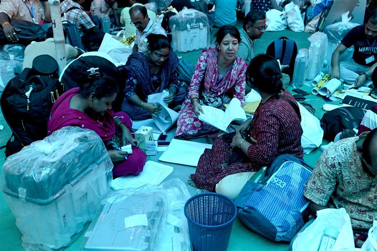 22 अप्रैल, 2026 को पश्चिम बंगाल के मुर्शिदाबाद स्थित बहरामपुर में पश्चिम बंगाल विधानसभा चुनाव 2026 के पहले चरण की तैयारियों की झलकियां।