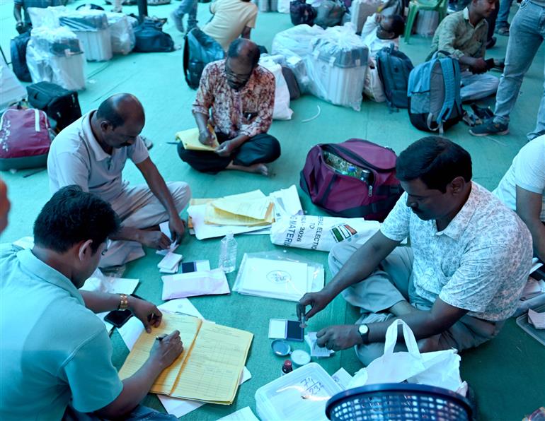 22 अप्रैल, 2026 को पश्चिम बंगाल के मुर्शिदाबाद स्थित बहरामपुर में पश्चिम बंगाल विधानसभा चुनाव 2026 के पहले चरण की तैयारियों की झलकियां।