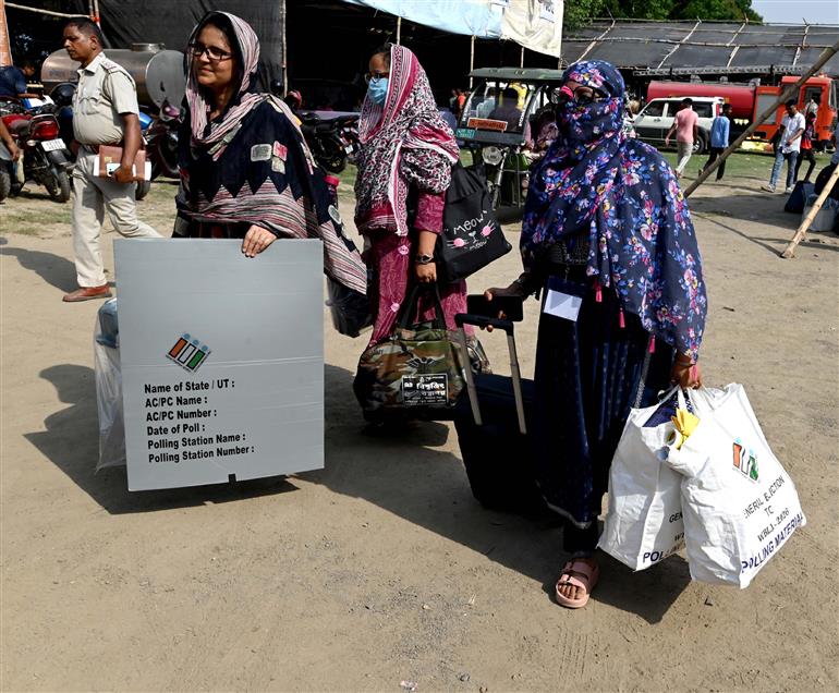 22 अप्रैल, 2026 को पश्चिम बंगाल के मुर्शिदाबाद स्थित बहरामपुर के एक वितरण केंद्र पर, पश्चिम बंगाल विधानसभा चुनाव 2026 के पहले चरण के लिए इलेक्ट्रॉनिक वोटिंग मशीन (ईवीएम) और अन्य आवश्यक सामग्री ले जाते हुए मतदान अधिकारियों की झलकियां।