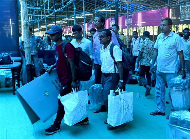 22 अप्रैल, 2026 को पश्चिम बंगाल के मुर्शिदाबाद स्थित बहरामपुर के एक वितरण केंद्र पर, पश्चिम बंगाल विधानसभा चुनाव 2026 के पहले चरण के लिए इलेक्ट्रॉनिक वोटिंग मशीन (ईवीएम) और अन्य आवश्यक सामग्री ले जाते हुए मतदान अधिकारियों की झलकियां।