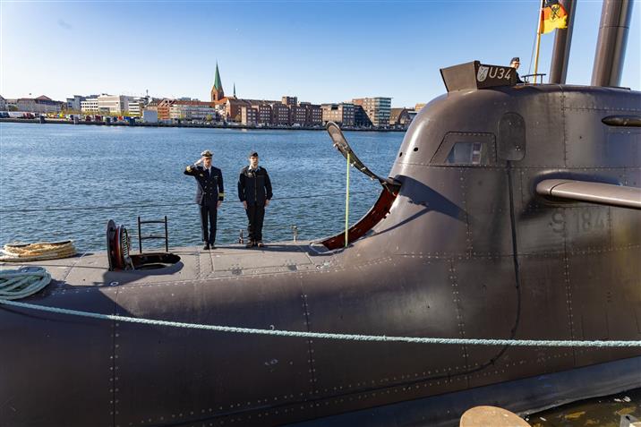 केंद्रीय रक्षा मंत्री श्री राजनाथ सिंह 22 अप्रैल, 2026 को जर्मनी के कील स्थित टीकेएमएस पनडुब्बी निर्माण संयंत्र का दौरा करते हुए।