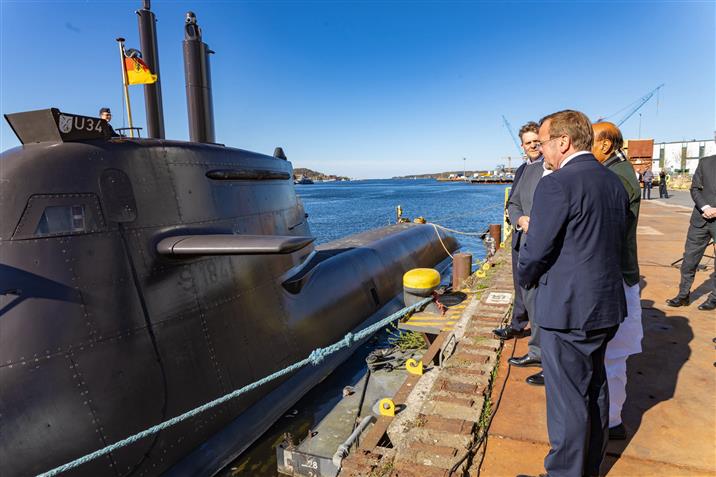 केंद्रीय रक्षा मंत्री श्री राजनाथ सिंह 22 अप्रैल, 2026 को जर्मनी के कील स्थित टीकेएमएस पनडुब्बी निर्माण संयंत्र का दौरा करते हुए।