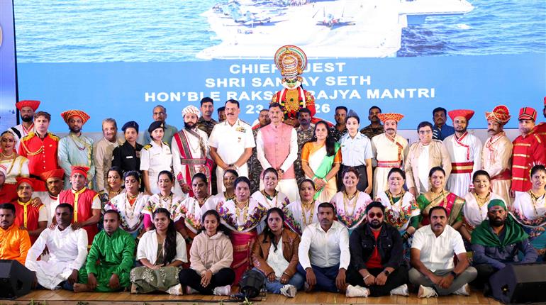 केन्द्रीय रक्षा राज्य मंत्री श्री संजय सेठ 23 अप्रैल, 2026 को नई दिल्ली के मानेकशॉ सेंटर में भारतीय नौसेना द्वारा आयोजित नौसेना सिविलियन समारोह 2026 के दौरान एक ग्रुप फोटो में।