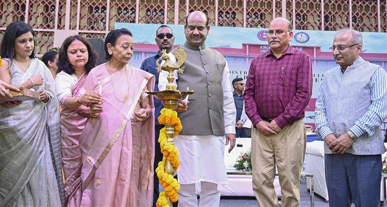 लोकसभा अध्यक्ष श्री ओम बिरला 23 अप्रैल, 2026 को नई दिल्ली स्थित किरोड़ीमल कॉलेज के वार्षिक दिवस समारोह में दीप प्रज्ज्वलित करते हुए।
