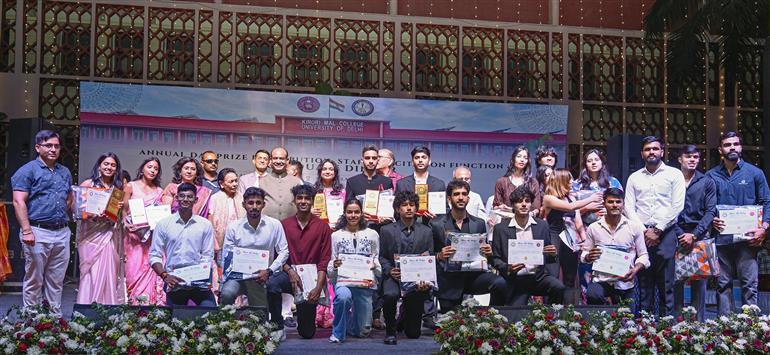 लोकसभा अध्यक्ष श्री ओम बिरला 23 अप्रैल, 2026 को नई दिल्ली स्थित किरोड़ीमल कॉलेज के वार्षिक दिवस समारोह के दौरान एक ग्रुप फोटो में।