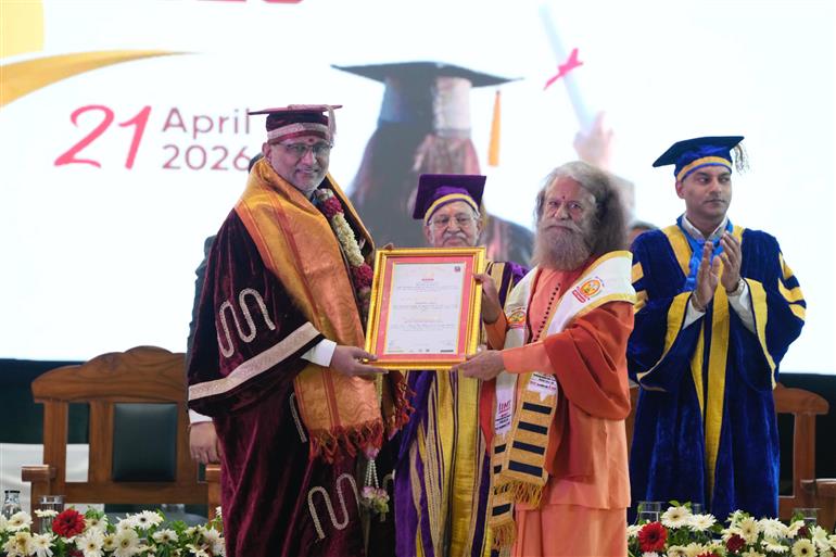 उपराष्ट्रपति श्री सी.पी. राधाकृष्णन 21 अप्रैल, 2026 को उत्तर प्रदेश के मेरठ स्थित आईआईएमटी विश्वविद्यालय के तीसरे दीक्षांत समारोह में शामिल हुए।