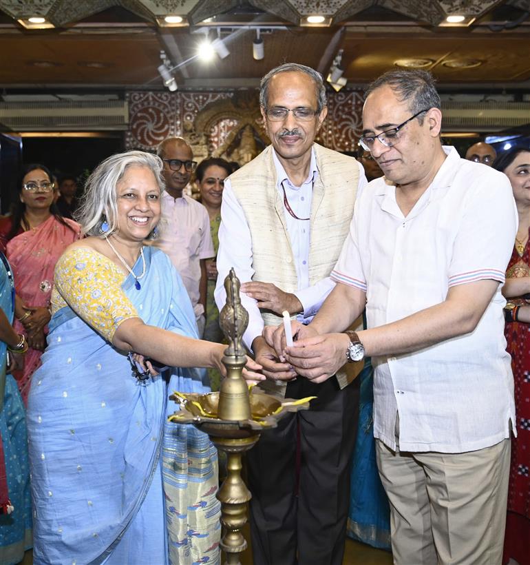 वस्त्र मंत्रालय की सचिव श्रीमती नीलम शमी राव 24 अप्रैल, 2026 को नई दिल्ली में 'सोल थ्रेड्स' के उद्घाटन समारोह में दीप प्रज्ज्वलित करती हुईं।