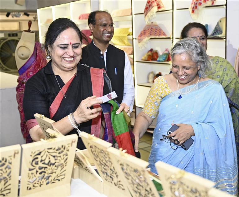 वस्त्र मंत्रालय की सचिव श्रीमती नीलम शमी राव 24 अप्रैल, 2026 को नई दिल्ली में 'सोल थ्रेड्स' के उद्घाटन समारोह में शामिल हुईं।
