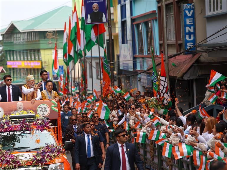 प्रधानमंत्री श्री नरेन्द्र मोदी का 27 अप्रैल, 2026 को सिक्किम के गंगटोक पहुंचने पर लोगों ने उत्साह के साथ स्वागत किया।