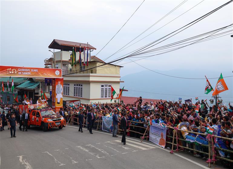 प्रधानमंत्री श्री नरेन्द्र मोदी का 27 अप्रैल, 2026 को सिक्किम के गंगटोक पहुंचने पर लोगों ने उत्साह के साथ स्वागत किया।
