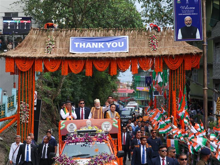 प्रधानमंत्री श्री नरेन्द्र मोदी का 27 अप्रैल, 2026 को सिक्किम के गंगटोक पहुंचने पर लोगों ने उत्साह के साथ स्वागत किया।

