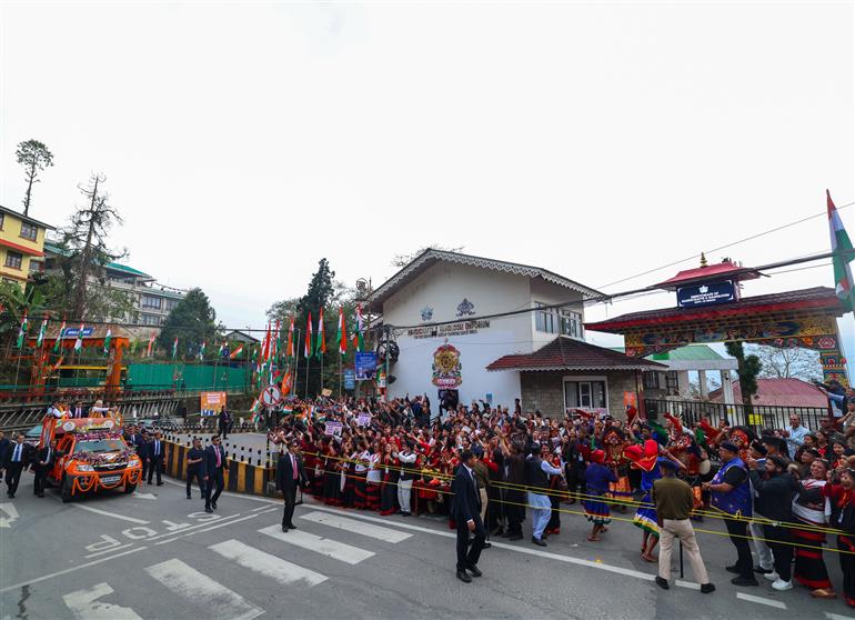 प्रधानमंत्री श्री नरेन्द्र मोदी का 27 अप्रैल, 2026 को सिक्किम के गंगटोक पहुंचने पर लोगों ने उत्साह के साथ स्वागत किया।