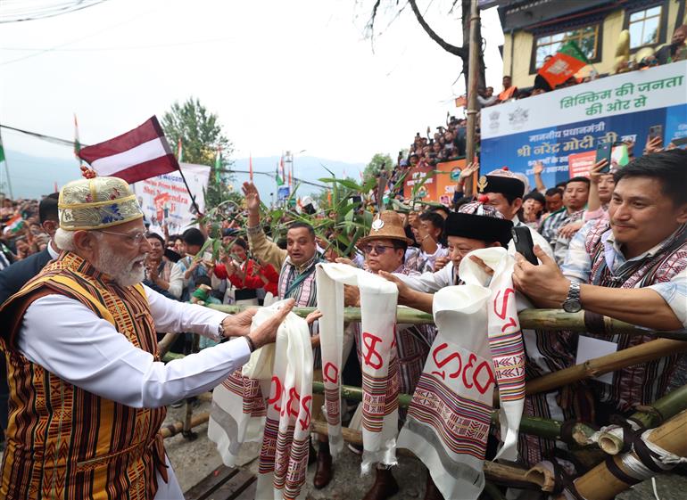 प्रधानमंत्री श्री नरेन्द्र मोदी का 27 अप्रैल, 2026 को सिक्किम के गंगटोक पहुंचने पर लोगों ने उत्साह के साथ स्वागत किया।