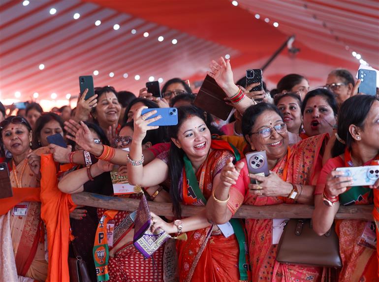 प्रधानमंत्री श्री नरेन्द्र मोदी 28 अप्रैल, 2026 को उत्तर प्रदेश के वाराणसी में महिला सम्मेलन में शामिल हुए।