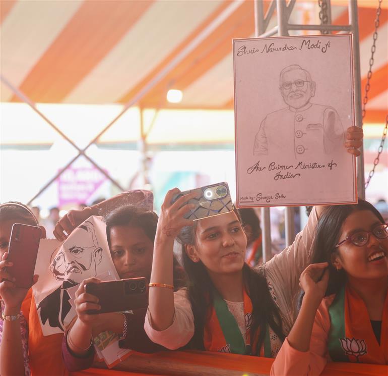 प्रधानमंत्री श्री नरेन्द्र मोदी 28 अप्रैल, 2026 को उत्तर प्रदेश के वाराणसी में महिला सम्मेलन में शामिल हुए।