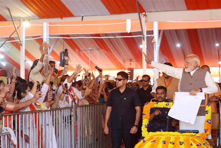 प्रधानमंत्री श्री नरेन्द्र मोदी 28 अप्रैल, 2026 को उत्तर प्रदेश के वाराणसी में महिला सम्मेलन में शामिल हुए।
