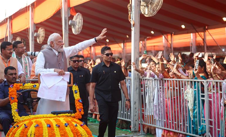 प्रधानमंत्री श्री नरेन्द्र मोदी 28 अप्रैल, 2026 को उत्तर प्रदेश के वाराणसी में महिला सम्मेलन में शामिल हुए।