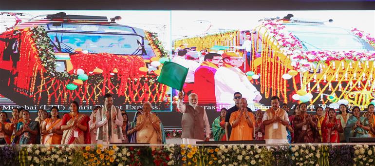 प्रधानमंत्री श्री नरेन्द्र मोदी 28 अप्रैल, 2026 को उत्तर प्रदेश के वाराणसी में महिला सम्मेलन में विभिन्न विकास परियोजनाओं का उद्घाटन और शिलान्यास करते हुए।