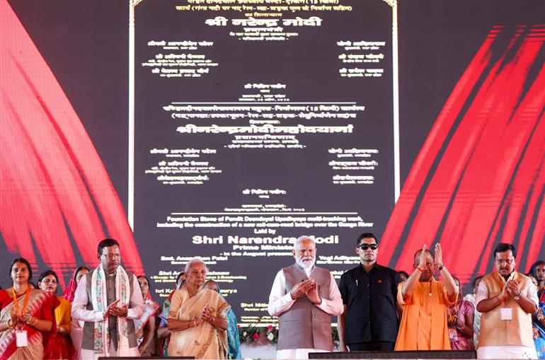 प्रधानमंत्री श्री नरेन्द्र मोदी 28 अप्रैल, 2026 को उत्तर प्रदेश के वाराणसी में महिला सम्मेलन में विभिन्न विकास परियोजनाओं का उद्घाटन और शिलान्यास करते हुए।