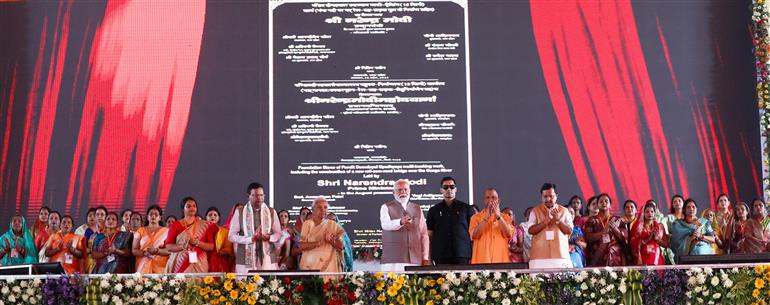 प्रधानमंत्री श्री नरेन्द्र मोदी 28 अप्रैल, 2026 को उत्तर प्रदेश के वाराणसी में महिला सम्मेलन में विभिन्न विकास परियोजनाओं का उद्घाटन और शिलान्यास करते हुए।