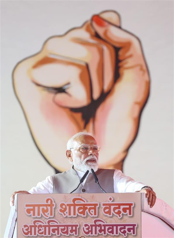 प्रधानमंत्री श्री नरेन्द्र मोदी 28 अप्रैल, 2026 को उत्तर प्रदेश के वाराणसी में महिला सम्मेलन को संबोधित करते हुए।
