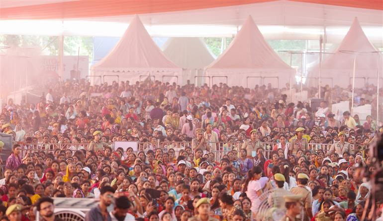 28 अप्रैल, 2026 को उत्तर प्रदेश के वाराणसी में महिला सम्मेलन में उपस्थित लोग। इस अवसर पर प्रधानमंत्री श्री नरेन्द्र मोदी संबोधित करते हुए।