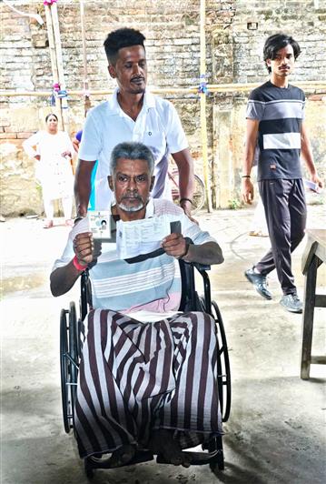 29 अप्रैल, 2026 को पश्चिम बंगाल में पश्चिम बंगाल विधानसभा चुनाव 2026 के दूसरे चरण के दौरान राजारहाट गोपालपुर के अंतर्गत आने वाले सर्वोदय विद्यापीठ मतदान केंद्र पर अपना वोट डालने के लिए पहचान पत्र दिखाते हुए एक दिव्यांगजन।