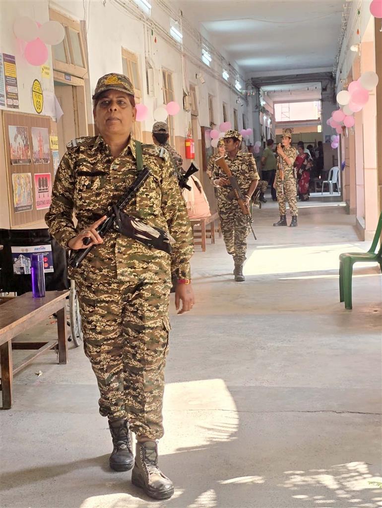 29 अप्रैल, 2026 को पश्चिम बंगाल विधानसभा चुनाव 2026 के दूसरे चरण के दौरान पश्चिम बंगाल में राजा नबा कृष्ण स्ट्रीट स्थित सेठ आनंदराम जयपुरिया कॉलेज के  पिंक बूथ पर सीआरपीएफ महिला कर्मी।