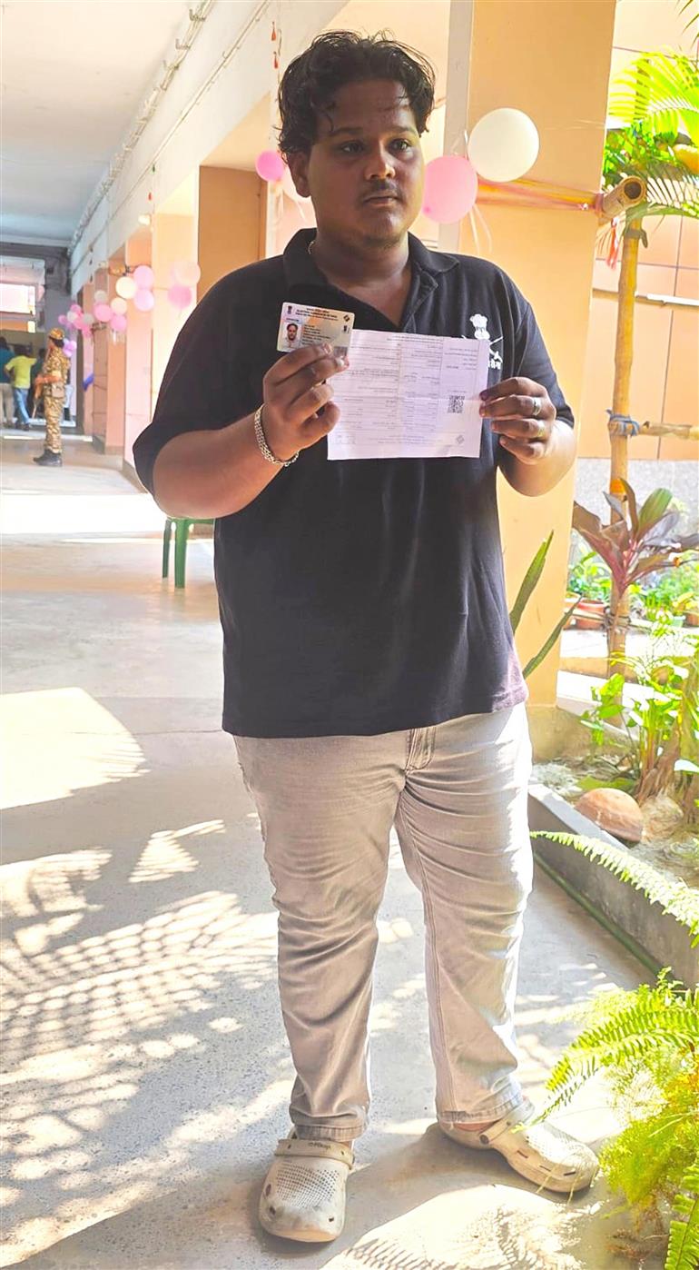 29 अप्रैल, 2026 को पश्चिम बंगाल के सेठ आनंदराम जयपुरिया कॉलेज में पश्चिम बंगाल विधानसभा चुनाव 2026 के दूसरे चरण के लिए एक मतदान केंद्र पर पहली बार मतदान करने वाले मतदाता पहचान पत्र दिखाते हुए।