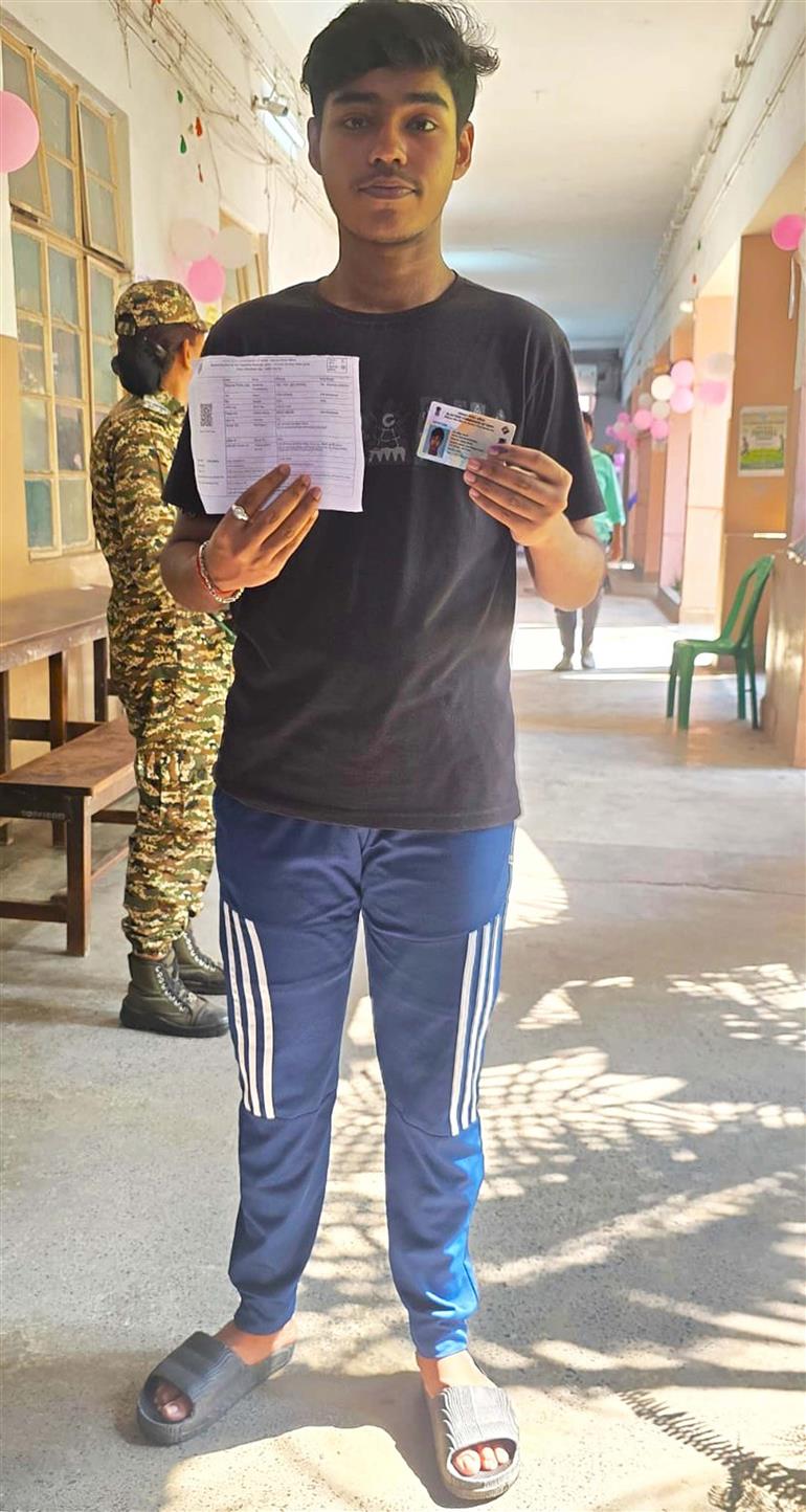 29 अप्रैल, 2026 को पश्चिम बंगाल के सेठ आनंदराम जयपुरिया कॉलेज में पश्चिम बंगाल विधानसभा चुनाव 2026 के दूसरे चरण के लिए एक मतदान केंद्र पर पहली बार मतदान करने वाले मतदाता पहचान पत्र दिखाते हुए।