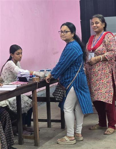 29 अप्रैल, 2026 को पश्चिम बंगाल में पश्चिम बंगाल विधानसभा चुनाव 2026 के दूसरे चरण के दौरान रवींद्र भारती विश्वविद्यालय के एक मतदान केंद्र पर मतदाताओं को अमिट स्याही लगाते हुए एक मतदान अधिकारी।  