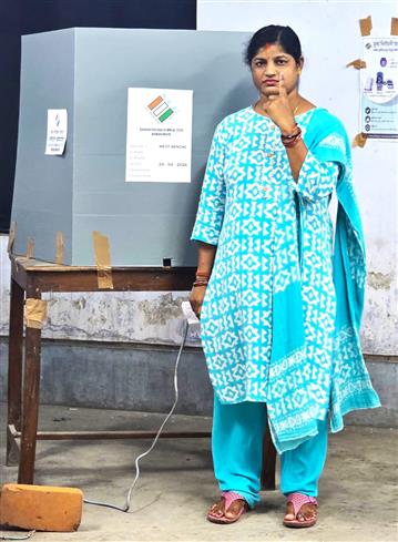 29 अप्रैल, 2026 को पश्चिम बंगाल में पश्चिम बंगाल विधानसभा चुनाव 2026 के दूसरे चरण के दौरान एक मतदान केंद्र पर अपना वोट डालने के बाद अमिट स्याही का निशान दिखाते मतदाता।