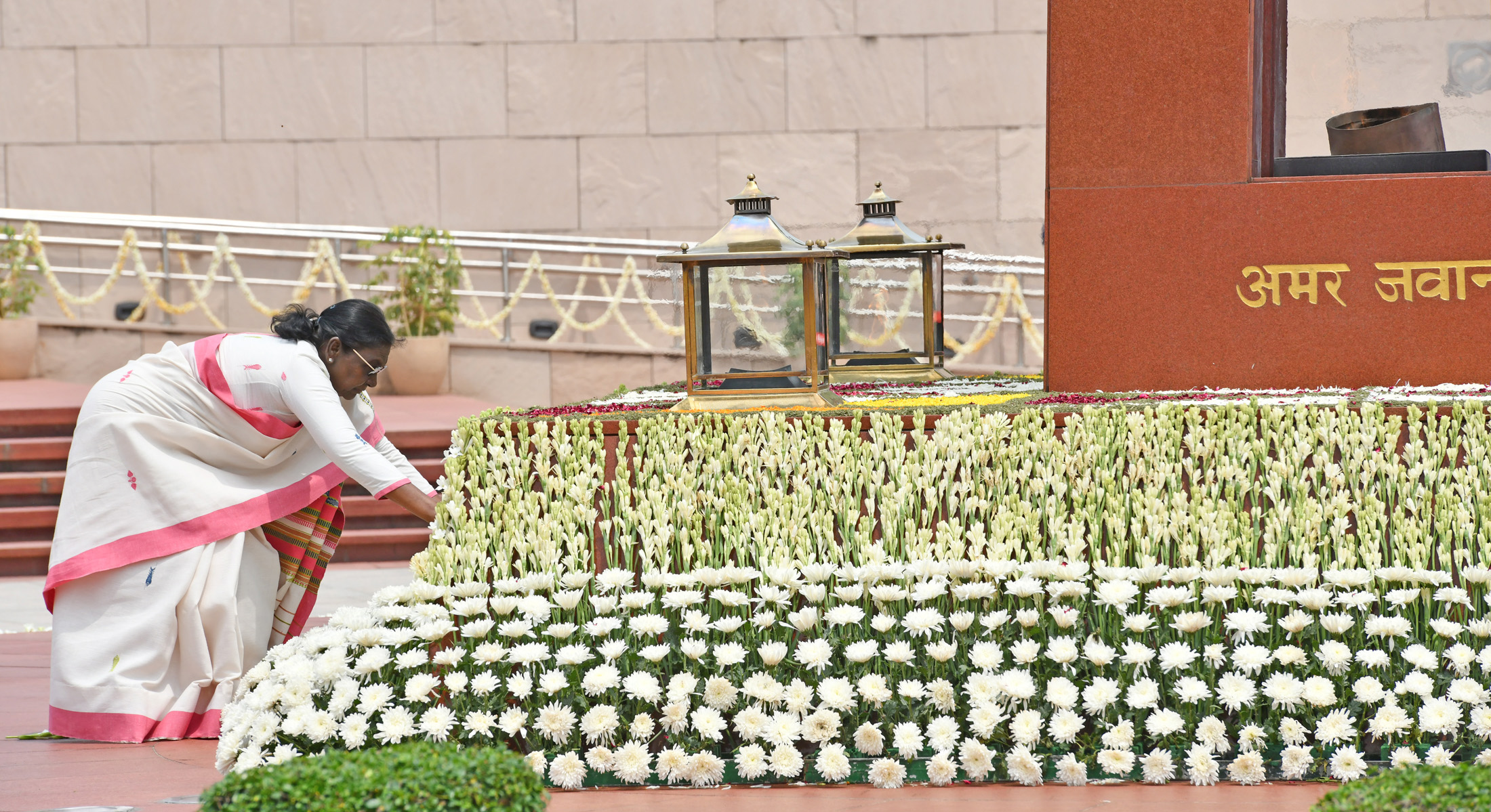 राष्ट्रपति श्रीमती द्रौपदी मुर्मु 15 अगस्त, 2026 को नई दिल्ली स्थित राष्ट्रीय युद्ध स्मारक पर 80वें स्वतंत्रता दिवस समारोह के अवसर पर वीर शहीदों को श्रद्धांजलि अर्पित करती हुईं।