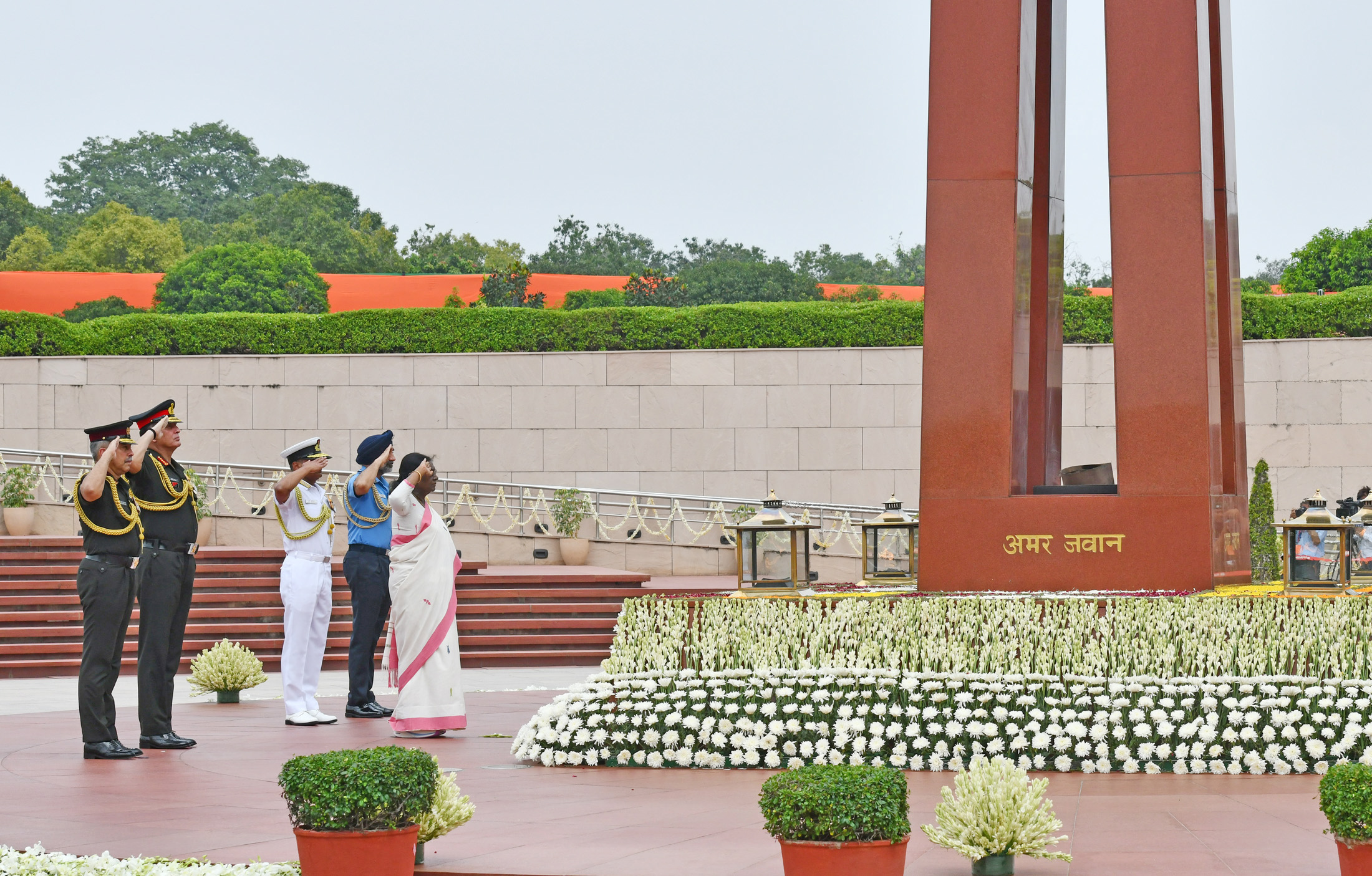 राष्ट्रपति श्रीमती द्रौपदी मुर्मु 15 अगस्त, 2026 को नई दिल्ली स्थित राष्ट्रीय युद्ध स्मारक पर 80वें स्वतंत्रता दिवस समारोह के अवसर पर वीर शहीदों को श्रद्धांजलि अर्पित करती हुईं।