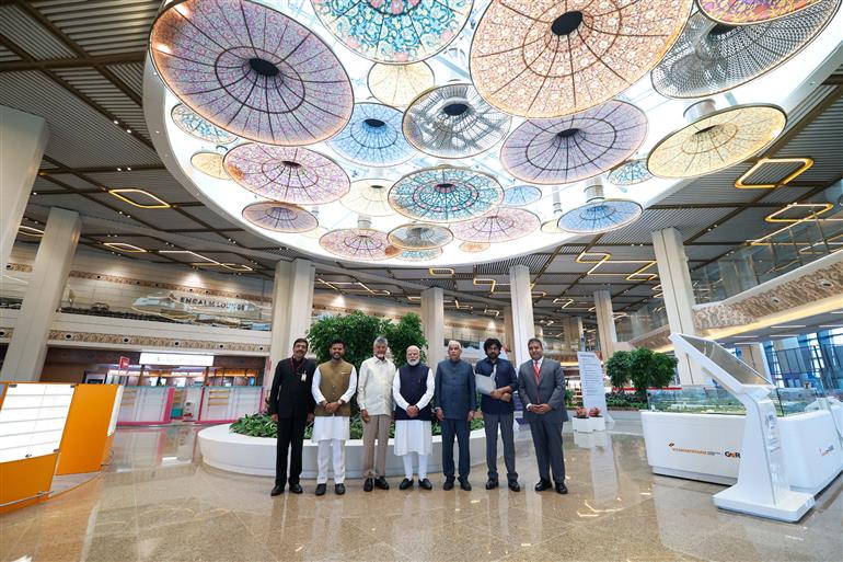 प्रधानमंत्री श्री नरेन्द्र मोदी ने 1 अगस्त 2026 को आंध्र प्रदेश के भोगापुरम स्थित अल्लूरी सीताराम राजू अंतरराष्ट्रीय हवाई अड्डे के यात्री टर्मिनल भवन का उद्घाटन किया और उसका अवलोकन किया।