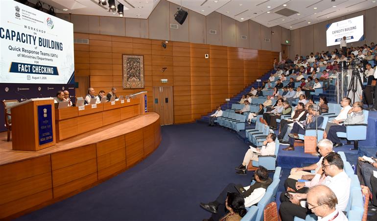 सूचना एवं प्रसारण मंत्रालय के सचिव श्री चंचल कुमार ने 1 अगस्त 2026 को नई दिल्ली स्थित राष्ट्रीय मीडिया केंद्र में मंत्रालयों/विभागों की त्वरित प्रतिक्रिया टीमों (QRTs) की फैक्ट चेकिंग क्षमता बढ़ाने के लिए आयोजित कार्यशाला में हिस्सा लिया।