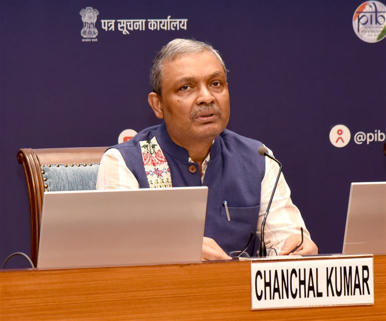 सूचना एवं प्रसारण मंत्रालय के सचिव श्री चंचल कुमार ने 1 अगस्त 2026 को नई दिल्ली स्थित राष्ट्रीय मीडिया केंद्र में मंत्रालयों/विभागों की त्वरित प्रतिक्रिया टीमों (QRTs) की फैक्ट चेकिंग क्षमता बढ़ाने के लिए आयोजित कार्यशाला में हिस्सा लिया।