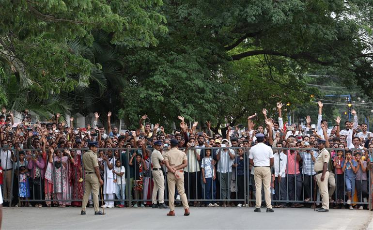 प्रधानमंत्री श्री नरेन्द्र मोदी के 1 अगस्त 2026 मैसूर, कर्नाटक पहुंचने पर लोगों द्वारा उनका भव्य स्वागत किया गया।