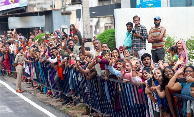 प्रधानमंत्री श्री नरेन्द्र मोदी के 1 अगस्त 2026 मैसूर, कर्नाटक पहुंचने पर लोगों द्वारा उनका भव्य स्वागत किया गया।
