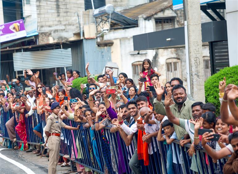 प्रधानमंत्री श्री नरेन्द्र मोदी के 1 अगस्त 2026 मैसूर, कर्नाटक पहुंचने पर लोगों द्वारा उनका भव्य स्वागत किया गया।