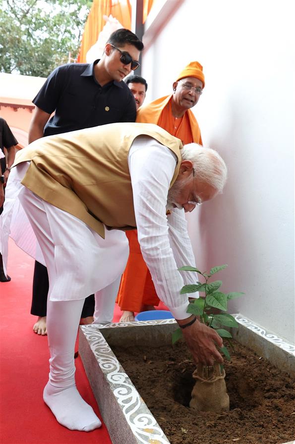 प्रधानमंत्री श्री नरेन्द्र मोदी ने कर्नाटक के मैसूर में 1 अगस्त 2026 को श्री रामकृष्ण आश्रम में स्वामी विवेकानंद सांस्कृतिक युवा केंद्र- विवेक स्मारक में पौधारोपण किया।