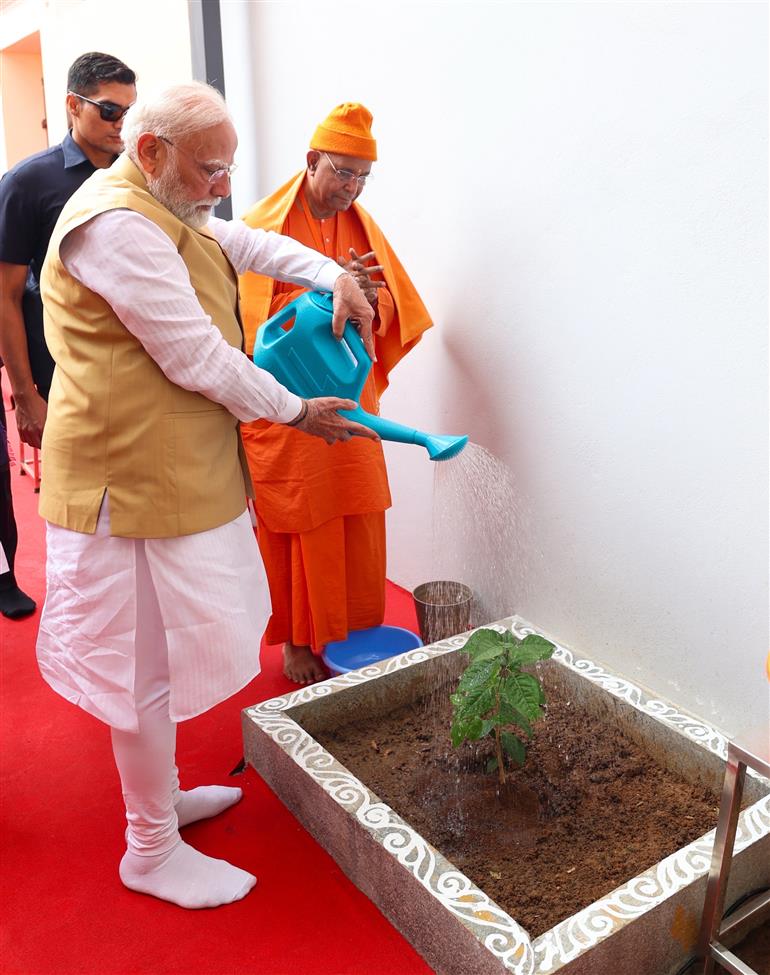 प्रधानमंत्री श्री नरेन्द्र मोदी ने कर्नाटक के मैसूर में 1 अगस्त 2026 को श्री रामकृष्ण आश्रम में स्वामी विवेकानंद सांस्कृतिक युवा केंद्र- विवेक स्मारक में पौधारोपण किया।