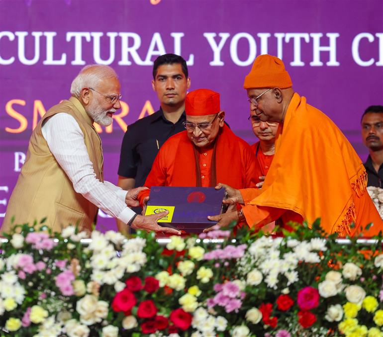 प्रधानमंत्री श्री नरेन्द्र मोदी ने कर्नाटक के मैसूर में 1 अगस्त 2026 को श्री रामकृष्ण आश्रम में स्वामी विवेकानंद सांस्कृतिक युवा केंद्र- विवेक स्मारक के उद्घाटन अवसर पर आयोजित कार्यक्रम में शिरकत की।
