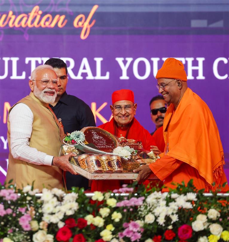 प्रधानमंत्री श्री नरेन्द्र मोदी ने कर्नाटक के मैसूर में 1 अगस्त 2026 को श्री रामकृष्ण आश्रम में स्वामी विवेकानंद सांस्कृतिक युवा केंद्र- विवेक स्मारक के उद्घाटन अवसर पर आयोजित कार्यक्रम में शिरकत की।
