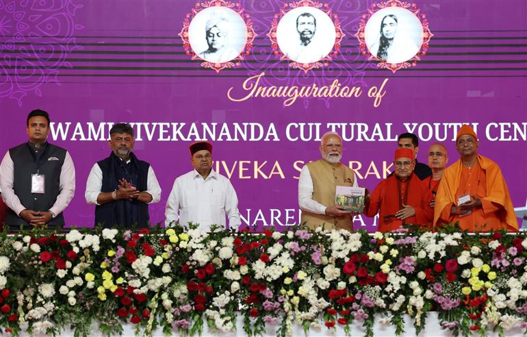 प्रधानमंत्री श्री नरेन्द्र मोदी ने कर्नाटक के मैसूर में 1 अगस्त 2026 को श्री रामकृष्ण आश्रम में स्वामी विवेकानंद सांस्कृतिक युवा केंद्र- विवेक स्मारक के उद्घाटन अवसर पर आयोजित कार्यक्रम में शिरकत की।
