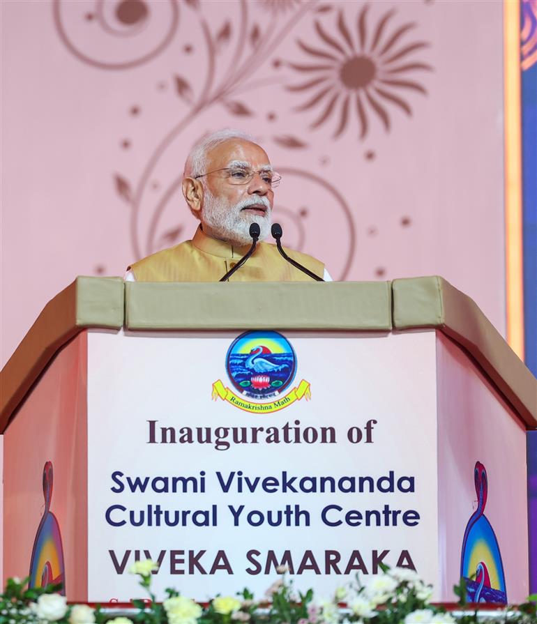 प्रधानमंत्री श्री नरेन्द्र मोदी कर्नाटक के मैसूर में 1 अगस्त 2026 को श्री रामकृष्ण आश्रम में स्वामी विवेकानंद सांस्कृतिक युवा केंद्र- विवेक स्मारक के उद्घाटन अवसर पर आयोजित कार्यक्रम में संबोधित करते हुए।
