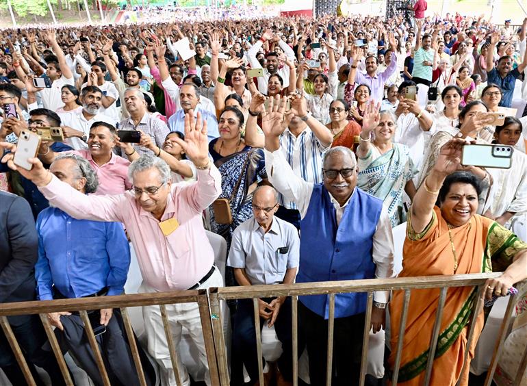 कर्नाटक के मैसूर में 1 अगस्त 2026 को श्री रामकृष्ण आश्रम में स्वामी विवेकानंद सांस्कृतिक युवा केंद्र- विवेक स्मारक के उद्घाटन अवसर पर आयोजित कार्यक्रम में उपस्थित लोग और उन्हें संबोधित करते हुए प्रधानमंत्री श्री नरेन्द्र मोदी।