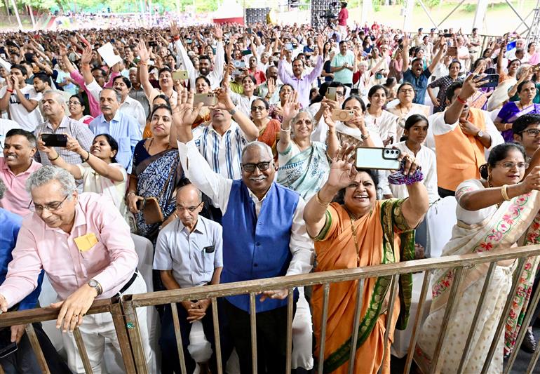 प्रधानमंत्री श्री नरेन्द्र मोदी कर्नाटक के मैसूर में 1 अगस्त 2026 को श्री रामकृष्ण आश्रम में स्वामी विवेकानंद सांस्कृतिक युवा केंद्र- विवेक स्मारक के उद्घाटन के अवसर पर आयोजित कार्यक्रम में संबोधित करते हुए।