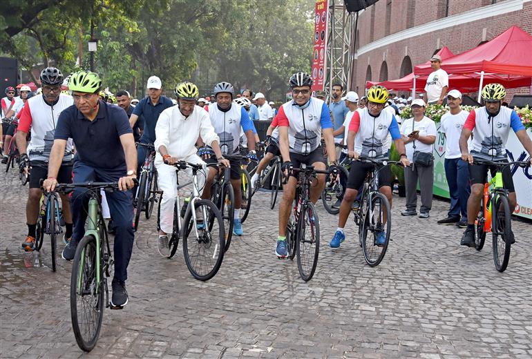 केंद्रीय श्रम और रोजगार तथा युवा मामले और खेल मंत्री डॉ. मनसुख मांडविया और  रक्षा राज्य मंत्री श्री संजय सेठ ने 2 अगस्त 2026 को नई दिल्ली के मेजर ध्यानचंद नेशनल स्टेडियम में आज़ादी के 79 साल पूरे होने के उपलक्ष्य में 'एनसीसी साइक्लोथॉन अभियान - 2026' को हरी झंडी दिखाने के अवसर पर आयोजित कार्यक्रम में शिरकत की।